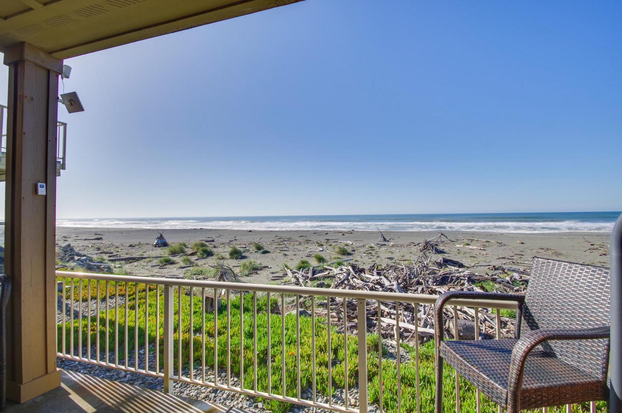 Quiet Waterfront Escape With Hot Tub And Beach Access! 골드비치 외부 사진
