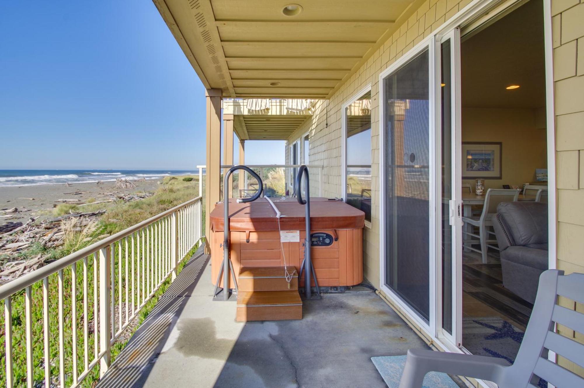 Quiet Waterfront Escape With Hot Tub And Beach Access! 골드비치 외부 사진