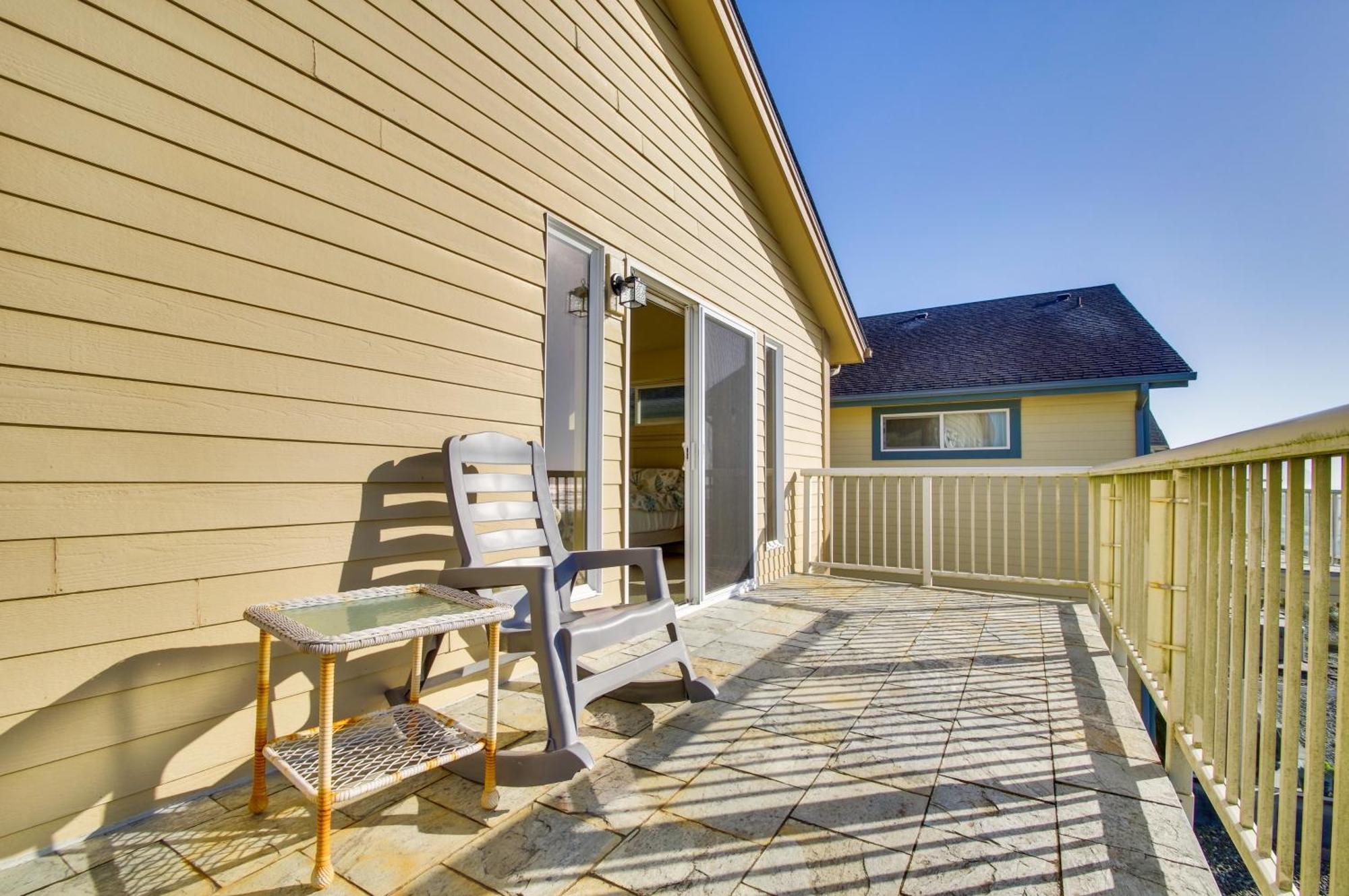 Quiet Waterfront Escape With Hot Tub And Beach Access! 골드비치 외부 사진