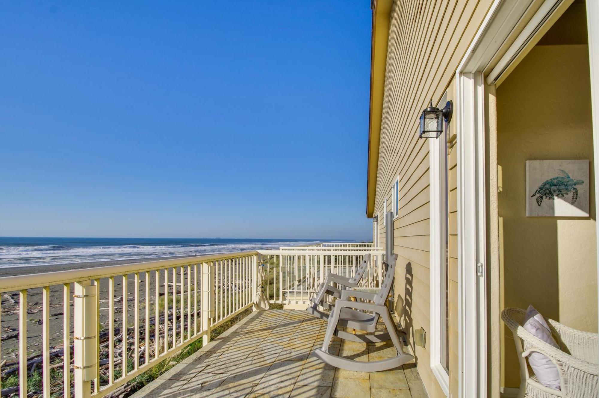 Quiet Waterfront Escape With Hot Tub And Beach Access! 골드비치 외부 사진